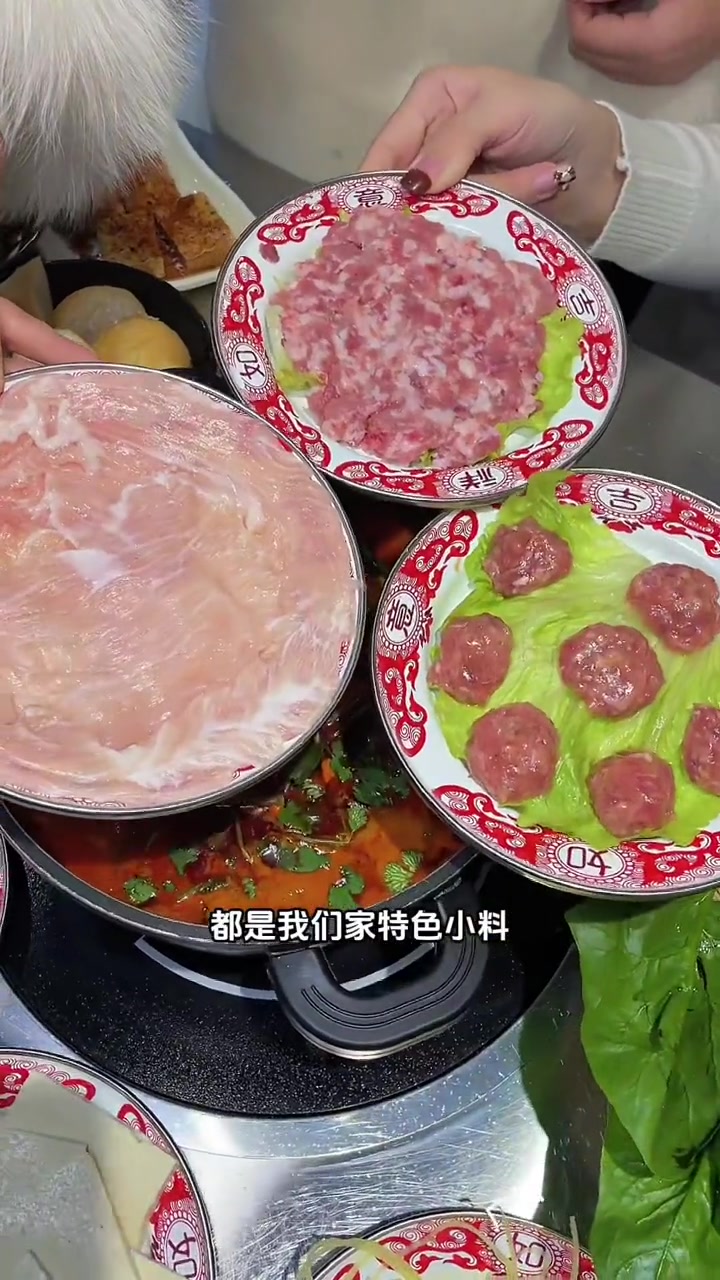 吃腻了川味火锅,牛羊肉火锅,来尝尝梧桐名邸门口这家酸汤火锅吧