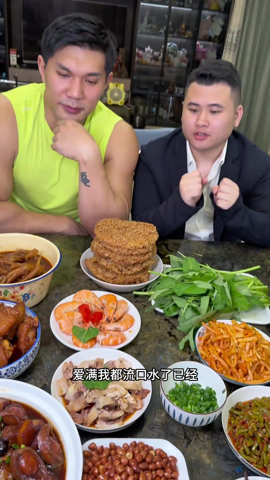 谁能拒绝一碗加满小料的螺蛳粉啊!在家复刻了螺蛳粉,还有虎皮鸡爪,虎皮猪脚,虎皮鸭爪,还有炸