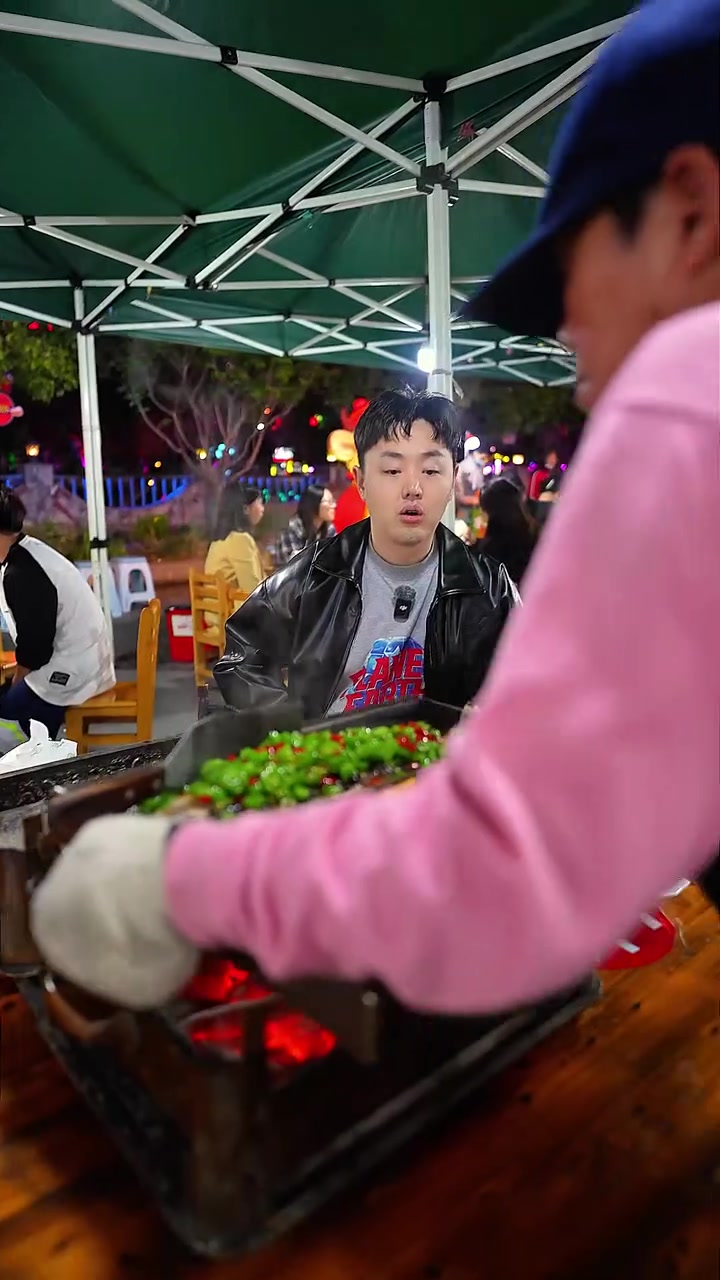 湖北恩施，游客必打卡的网红特色烤活鱼，尝尝怎么样？