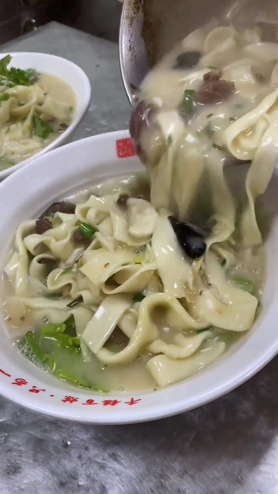 郑州烩面,汤是灵魂面是点睛,承载河南人乡愁