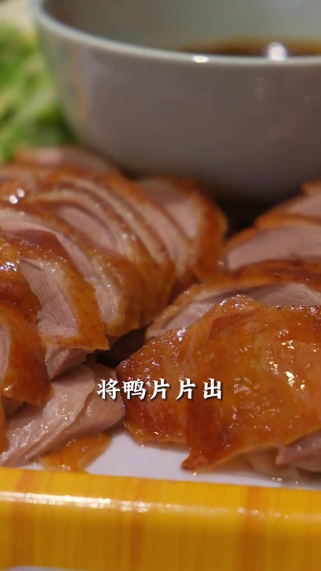 海南人爱吃鸭，不亚于爱吃鸡。海口老林自己的烤鸭铺每天吊炉烤的鸭，每天一上食客就准点守候。皮
