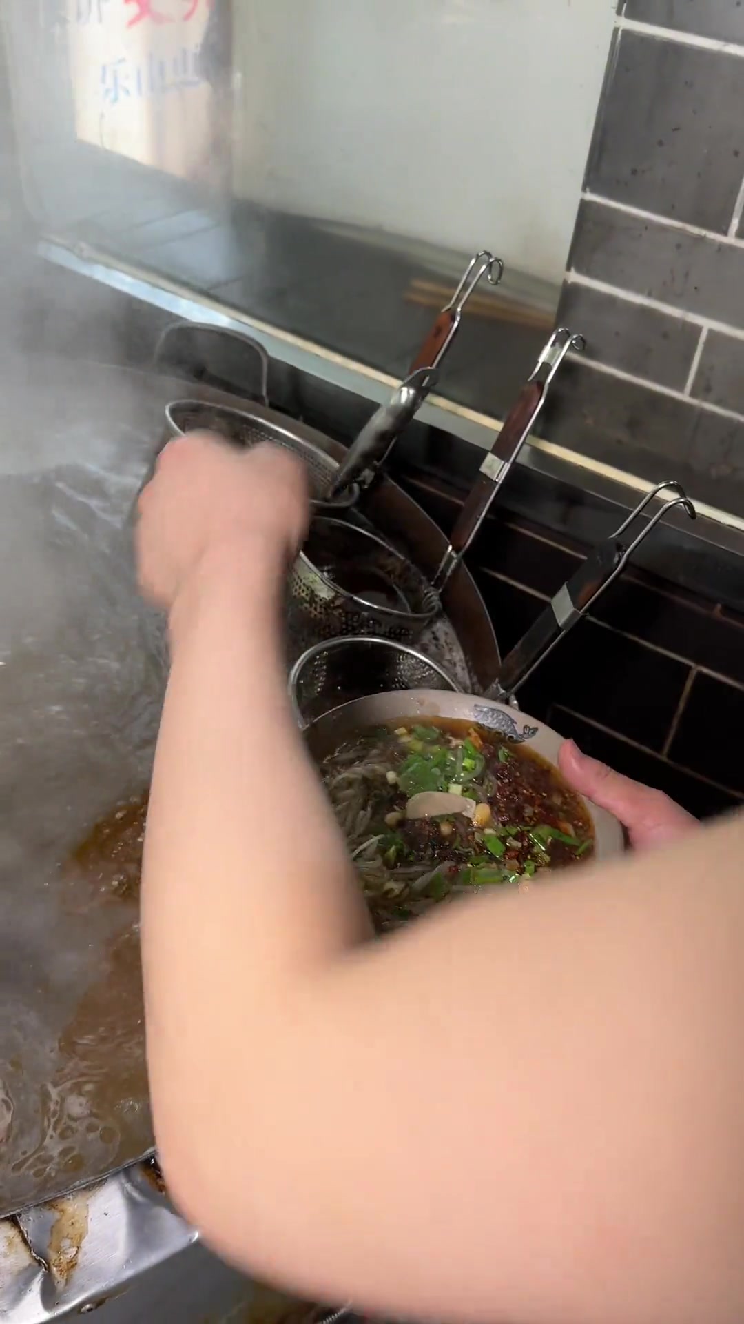 超级好吃的肥肠粉，必须加结子，再配个旁边的锅盔，老板也超帅，哈哈哈哈！