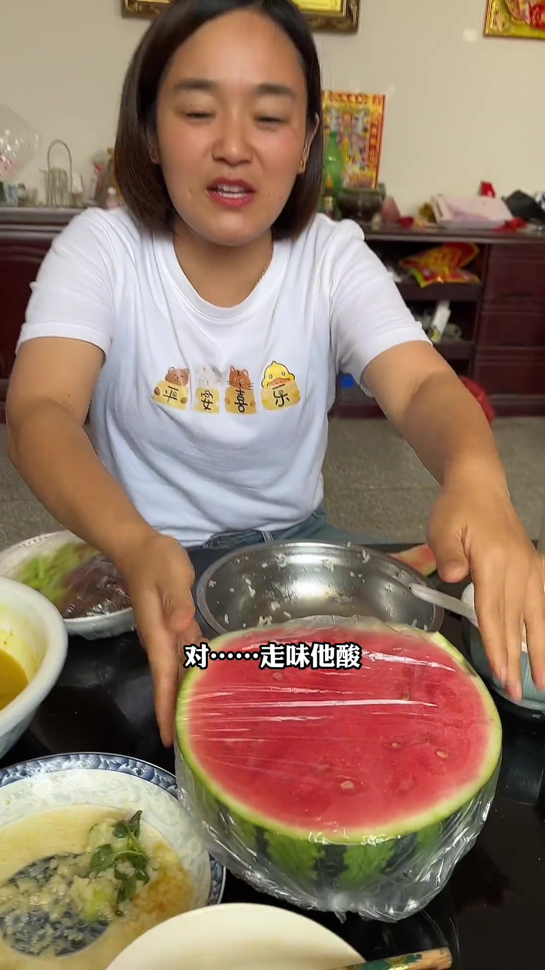 父母节俭不舍倒剩菜剩饭，我带用品助其更好保存