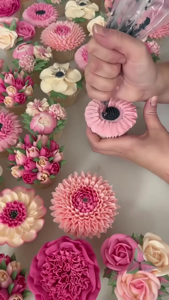 裱花师还是魔法师?看她妙手生花裱花师 奶油(新华社)