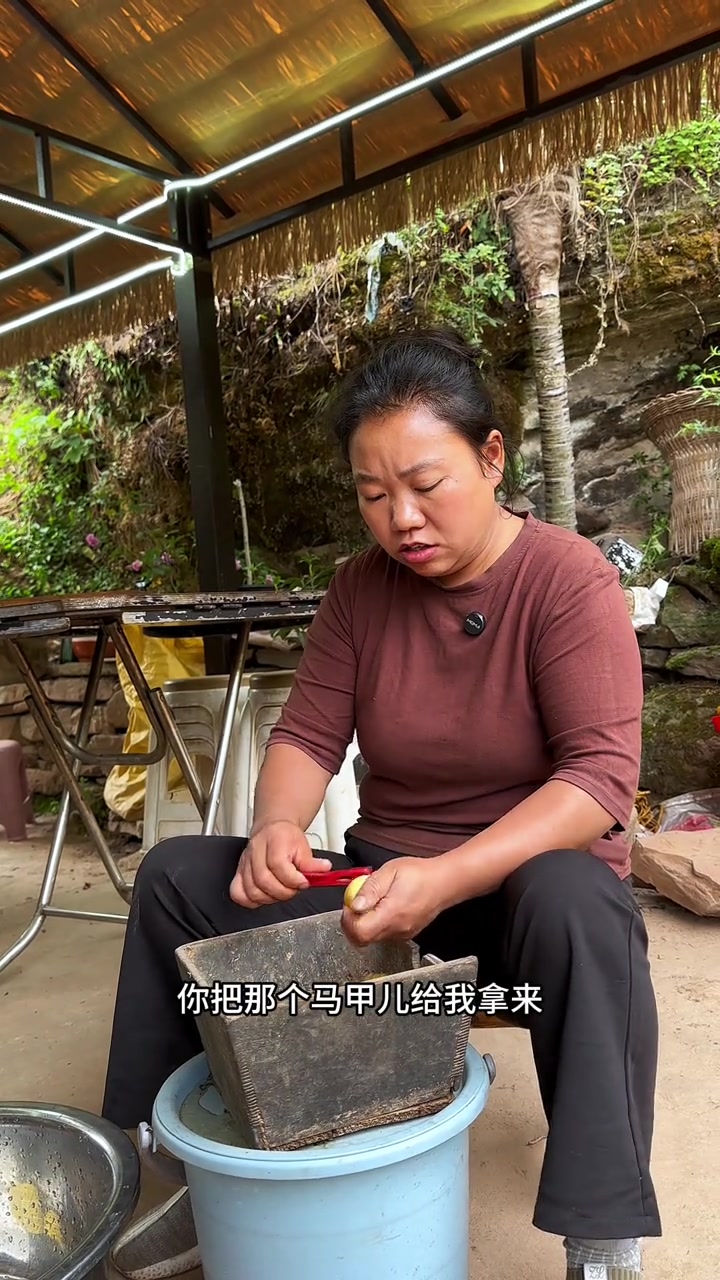 农村的这个季节就是吃新洋芋和豆角,今天做了洋芋豆角锅巴饭