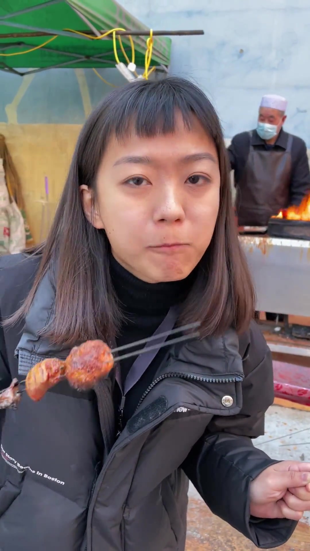 带贝贝来兰州实现“羊腰子自由”，明火烤的滋滋冒油，看着就流口水！