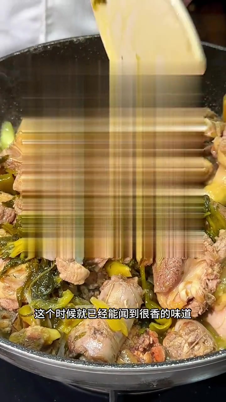 天冷来碗酸菜炖老鸭,汤鲜肉香超开胃,鸭肉汤还能下面条