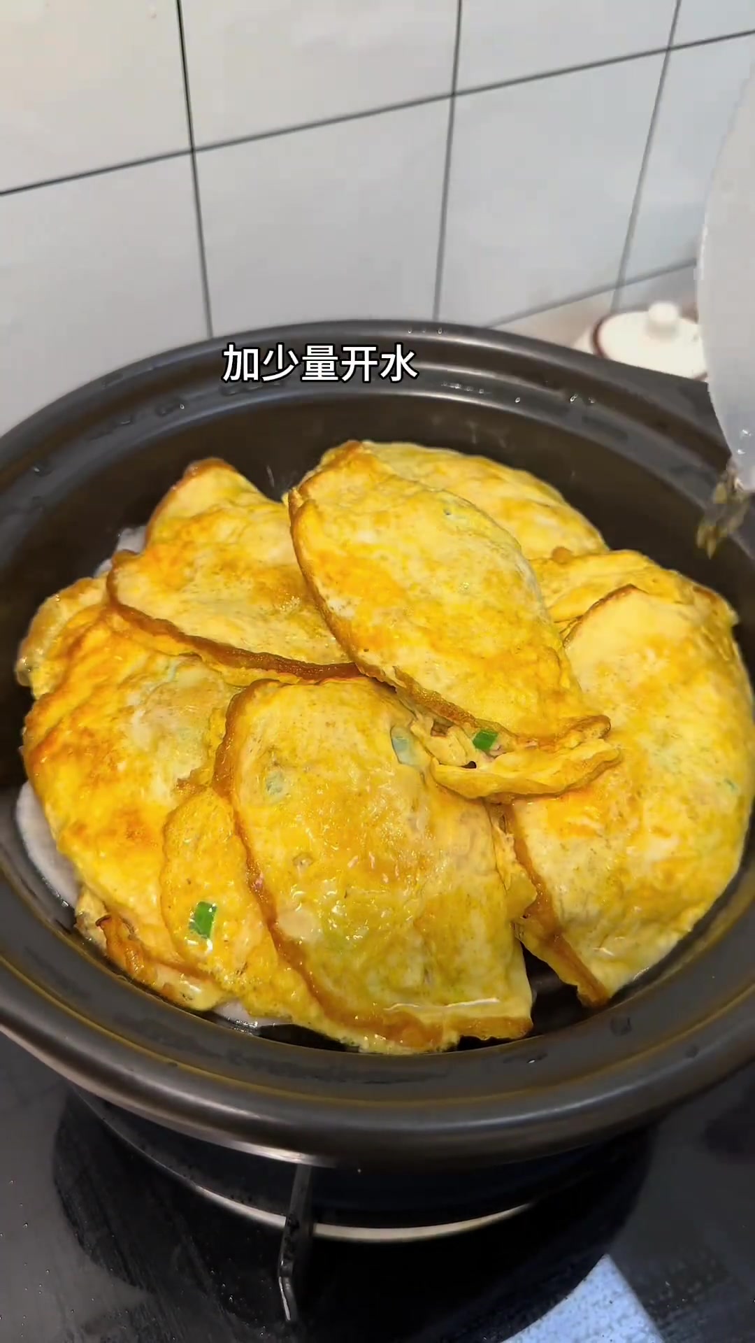 用几块钱做一个简简单单的家常菜酿鸡蛋，瘦肉和鸡蛋吸饱了萝卜的汤汁，鲜甜可口