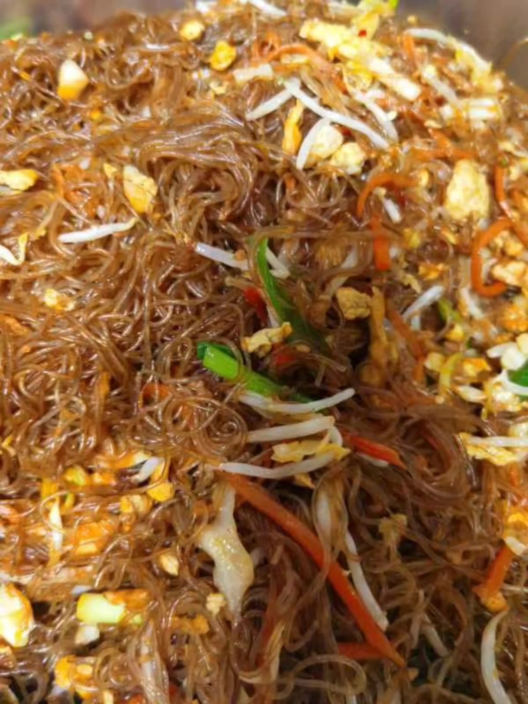 虫草花蒸排骨，老干妈蒸池鱼，莲藕蒸肉饼，三丝炒米粉，豆豉鲮鱼炒韭菜，酸菜辣椒炒肉片