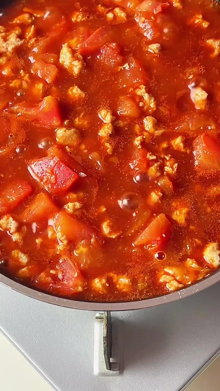 女朋友不知道吃什么怎么办？做这个番茄肉酱拌面给她吃呀，一口下去保证你的女朋友更爱你～