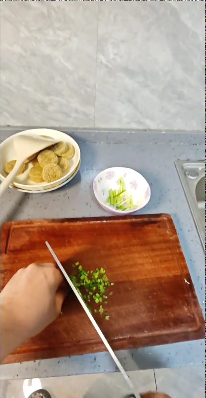 红烧素鸡做法:素鸡煎至金黄泡软,加调料炒制撒葱花