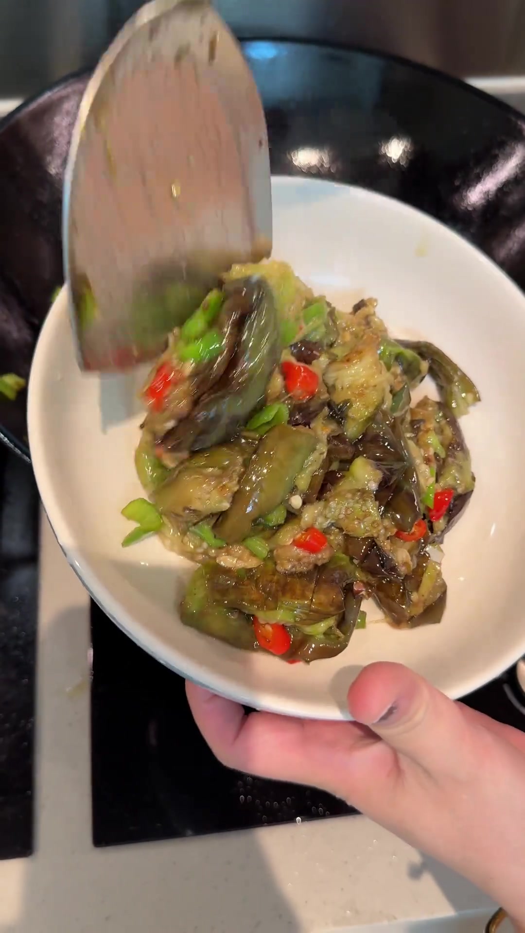 香港普通家庭的晚餐:麻辣手撕鸡、香辣鸡爪、生煎茄子……老公女儿竟然嫌菜太辣了
