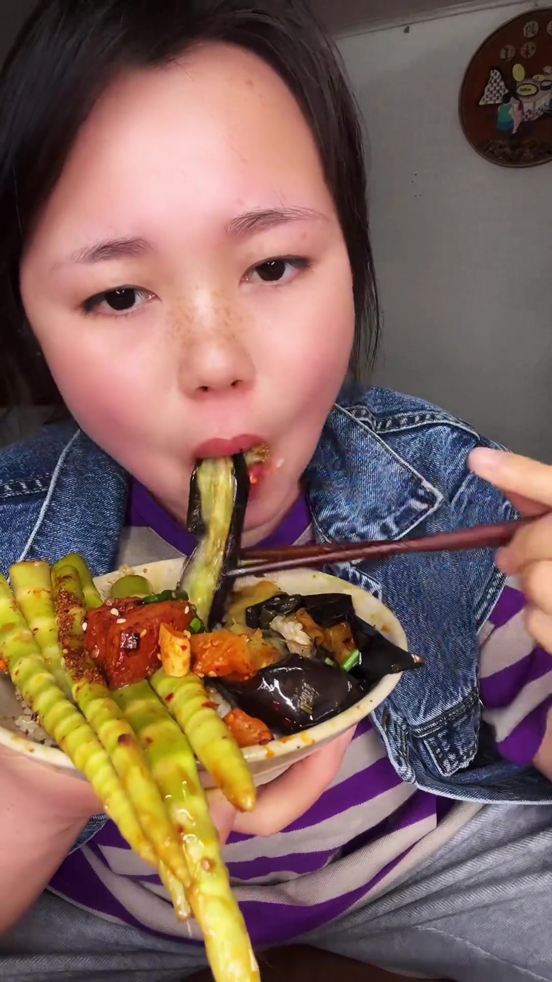 今日美食盛宴:红烧肉、炸茄子、野生笋超有食欲!