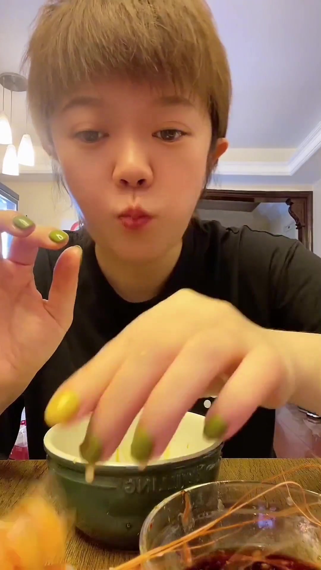 朋友小聚,大头虾和大闸蟹太棒了!