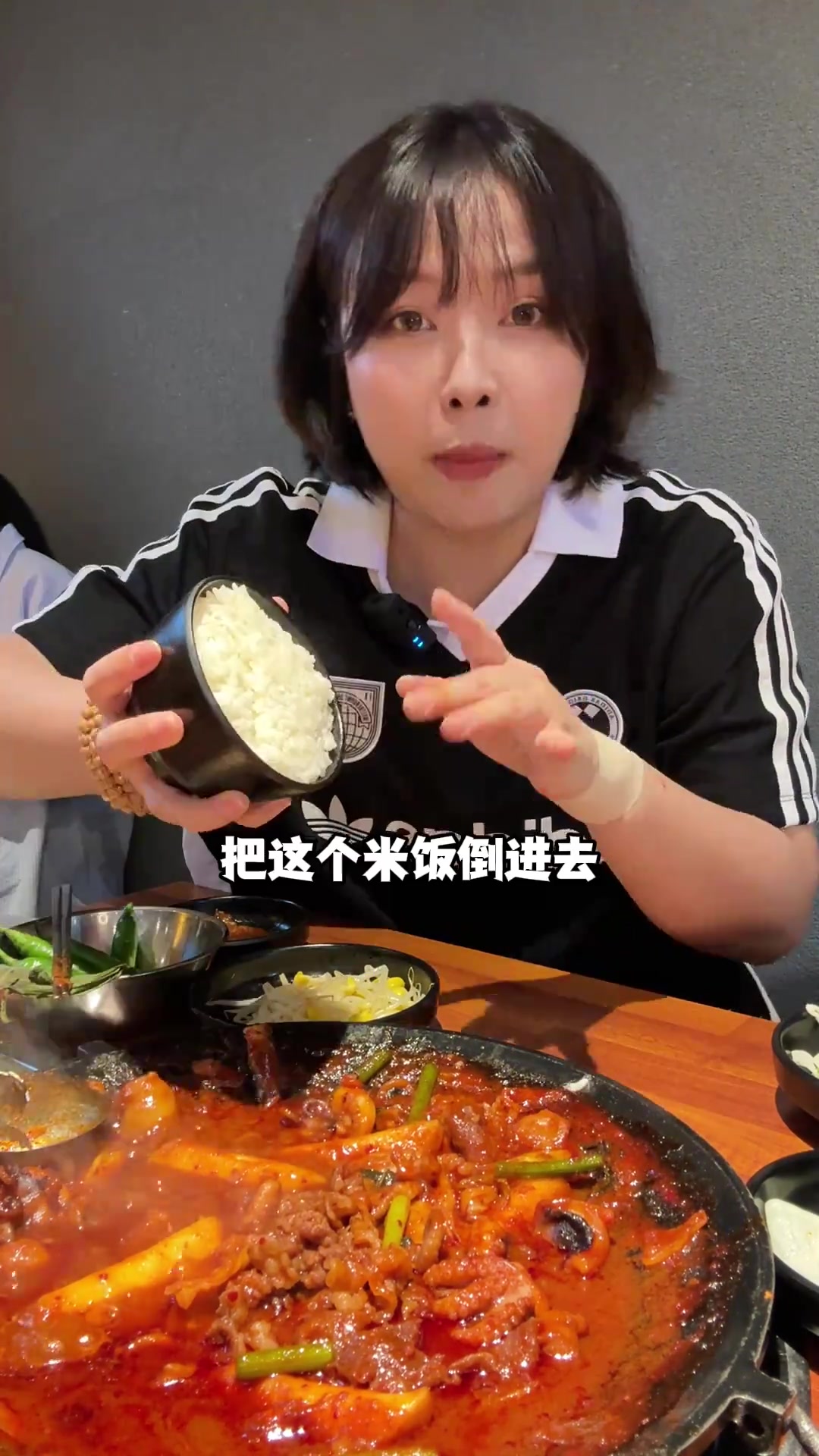 韩国弘大街头开了二十多年的辣章鱼年糕火锅真的太太太下饭了!
