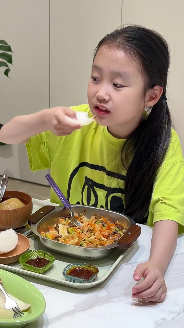 欢迎收看给娃做的不凑合晚餐，晚餐食谱：儿童版韩式拌饭、雪梨银耳羹、洋葱蘸酱、牛奶蜜瓜