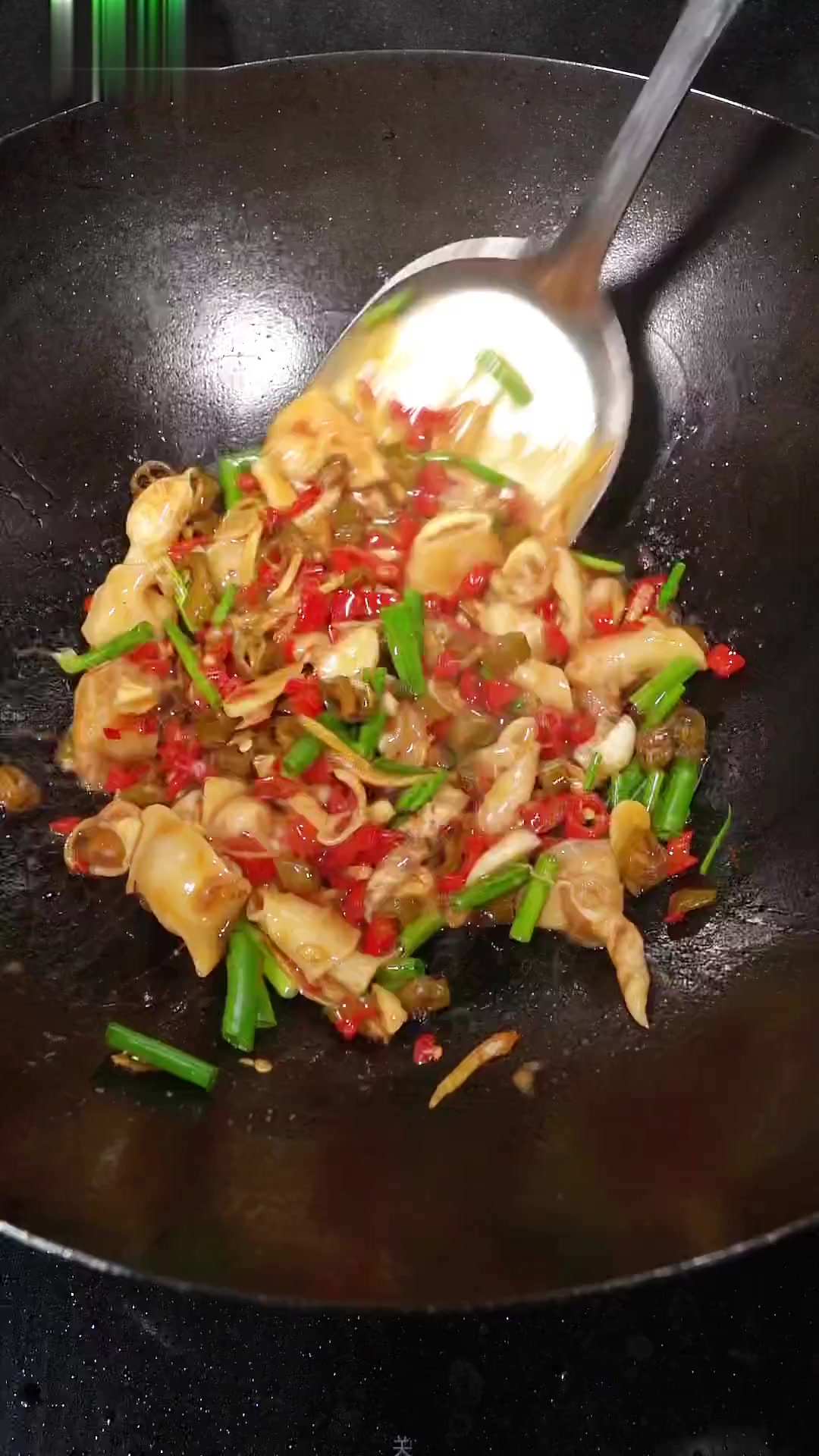 用青红泡椒炒出来的鱼泡,比鱼肉还好吃,胶质饱满一点都不腥