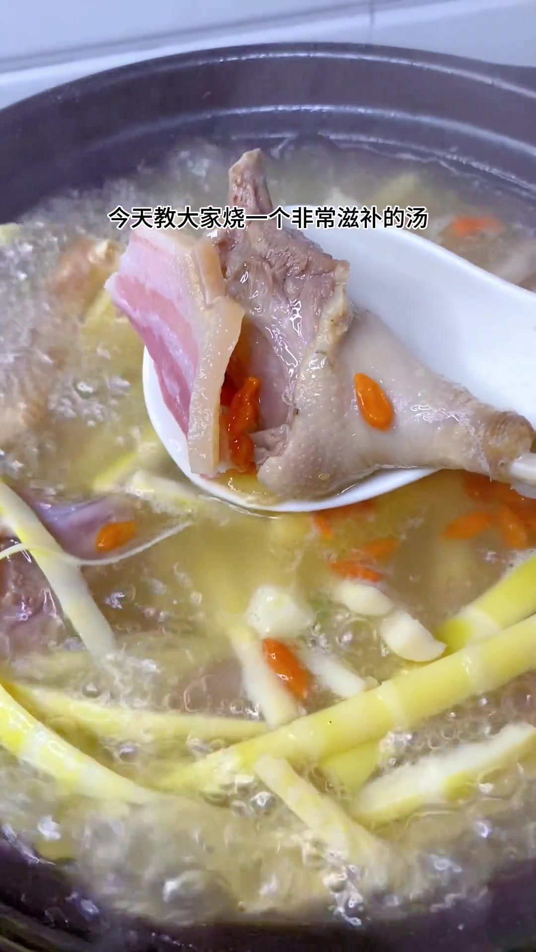 汤鲜味美的绿笋老鸭煲，快为家人做起来！