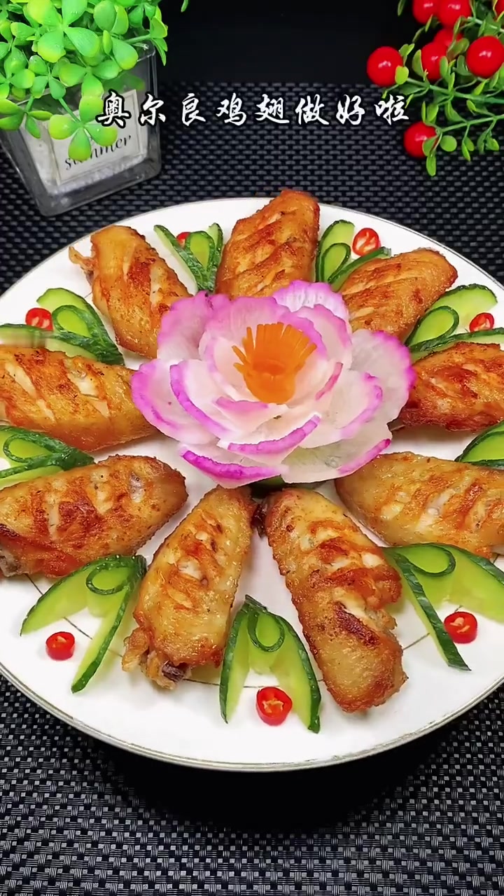 凉菜拼盘，皮蛋豆腐，大虾果盘，满满一桌子菜，国庆节家里来客人记得一定要试试哦
