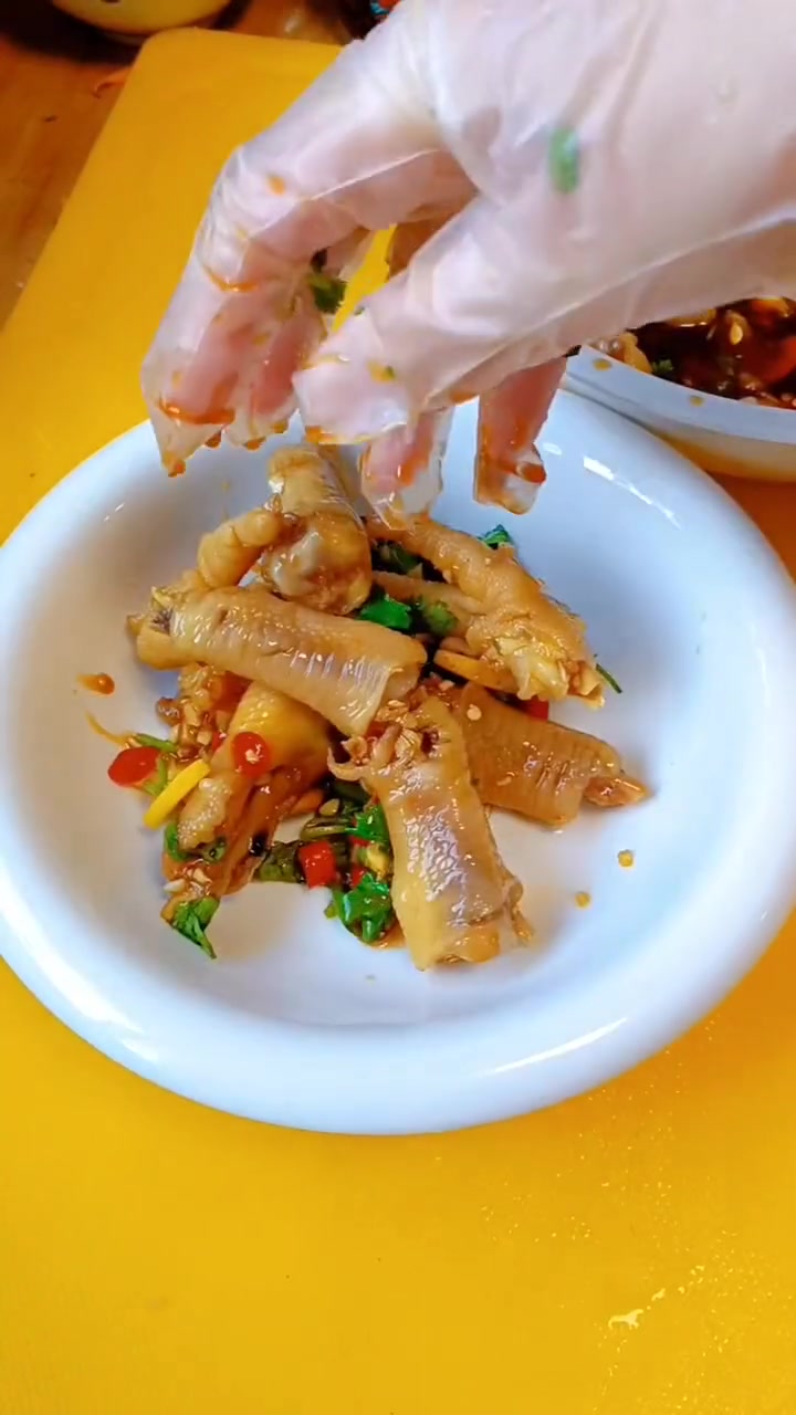 网红泰式风味柠檬鸡爪,酸辣爽口,一口一个好吃到停不下来～
