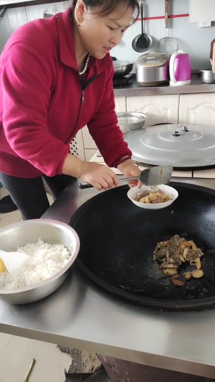 炖鱼加白菜土豆,有人就这么吃,还说好吃有理!