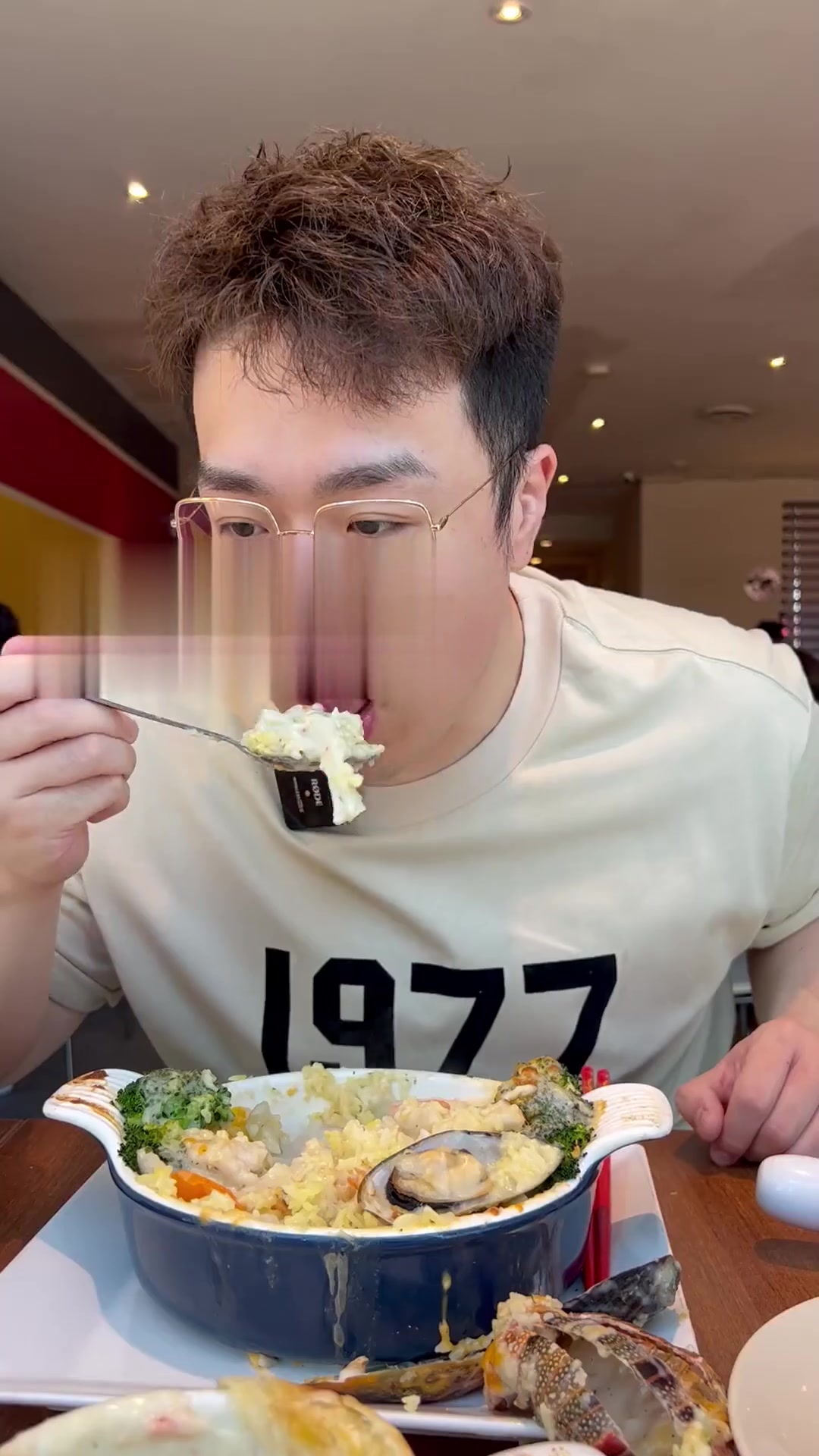 你们觉得这一大份「龙虾鲍鱼焗饭」够几个人吃?