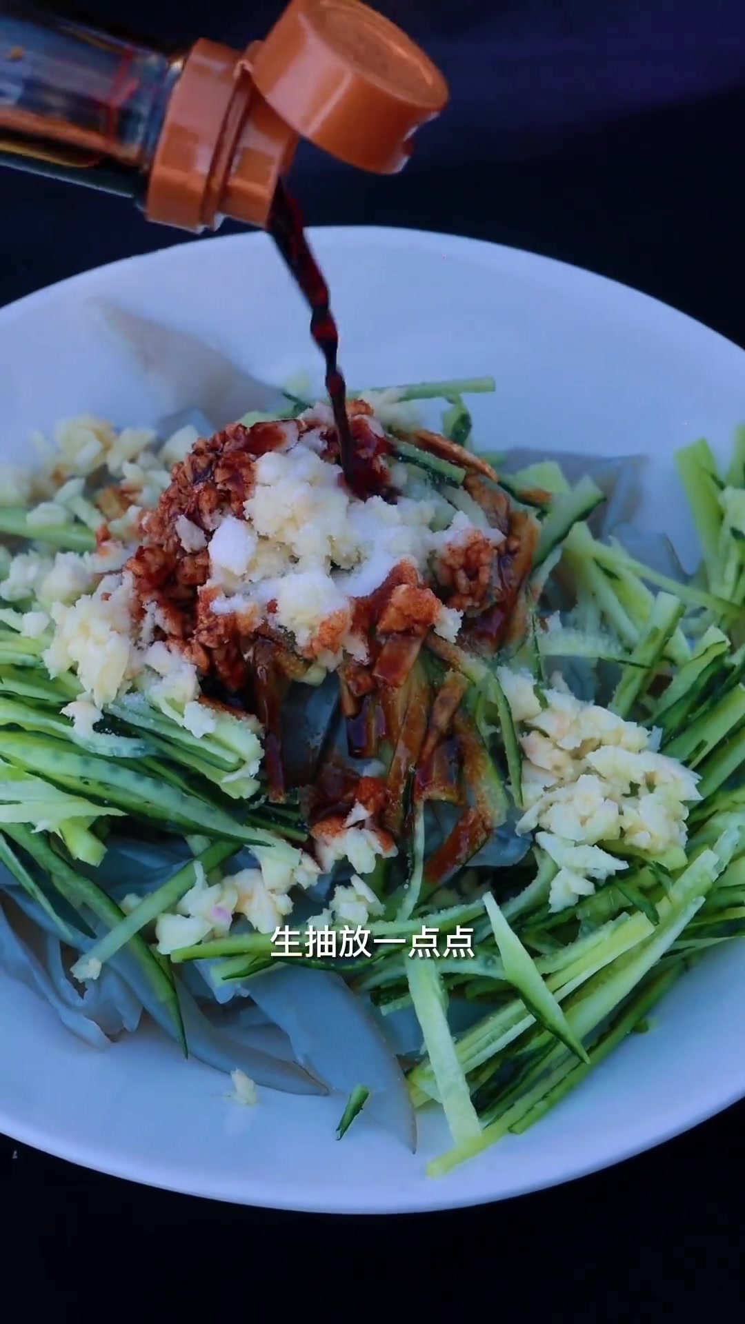 丽江的鸡豆凉粉皮,可以炒韭菜,可以烧烤,但是我觉得凉拌最有味,太好吃啦