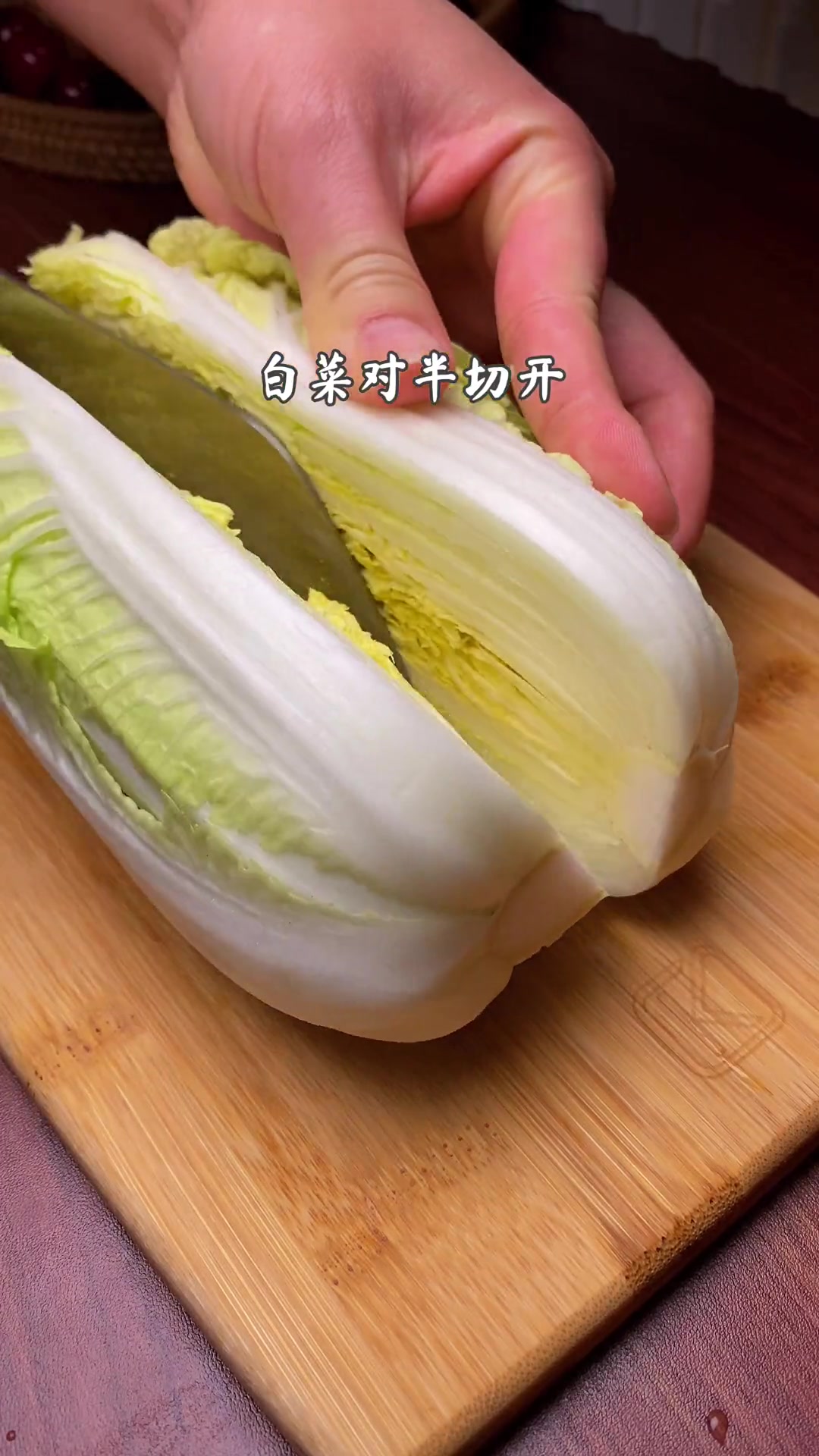 豆腐泡烧白菜,又是一道下饭菜,不知道吃啥的可以试试哦