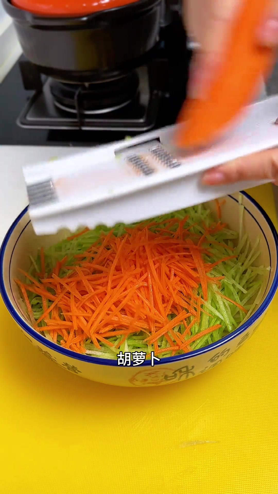 晚餐不知道吃啥了吧，蒸一笼这样的素包子，比肉的好吃，再炖一锅排骨汤，吃的好满足