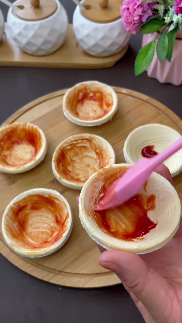 用蛋挞皮做迷你小披萨,孩子超爱,又酥又脆还拉丝!