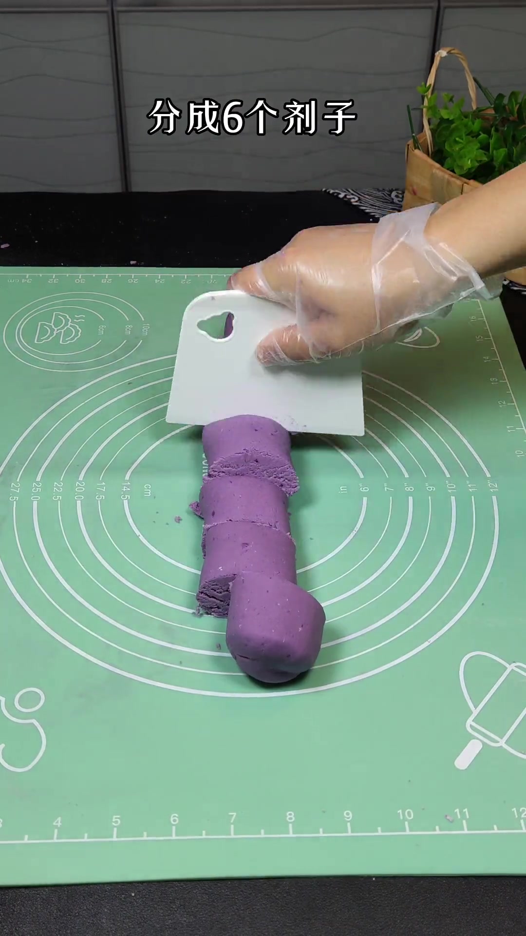 传统的月饼吃腻了吧,来试试这个紫薯豆沙味的香甜软糯,好看又好吃