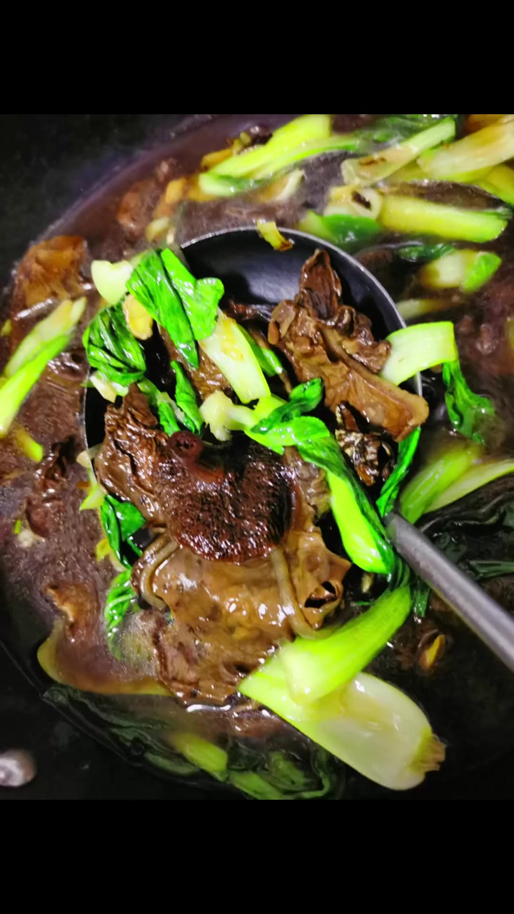 沂蒙山山蘑炖地瓜粉条,初冬大白菜炖猪腿骨棒