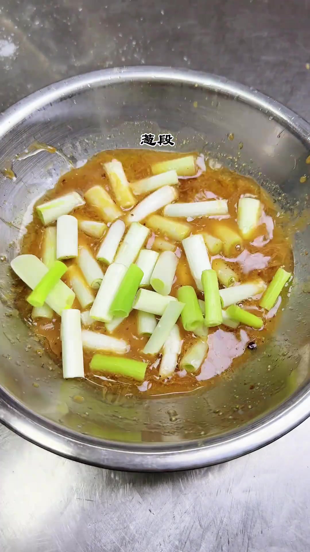 尖椒花甲虾:鲜虾与花甲相拥,在尖椒的热情中碰撞出鲜辣火花,每一口都是大海与热辣的完美融合,