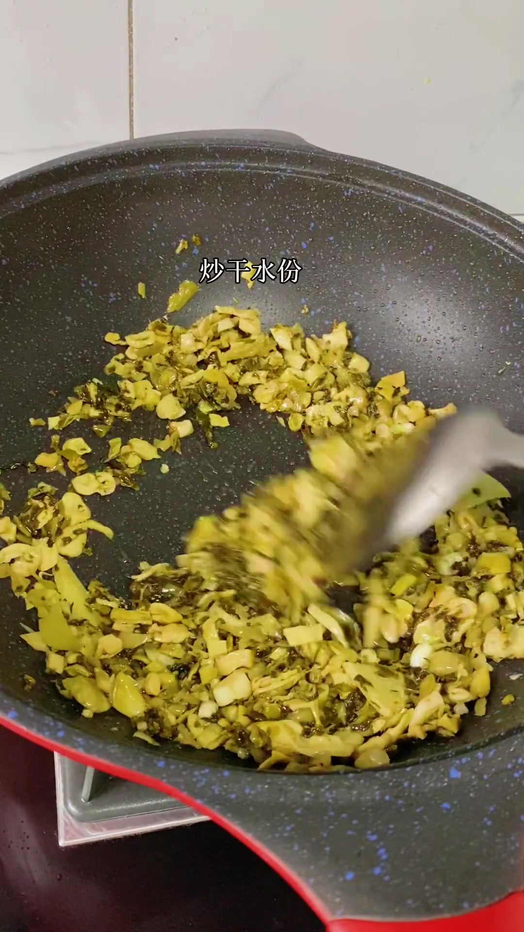 酸菜小笋炖黄鱼,酸爽开胃又简单,鱼肉超鲜美,快试试!