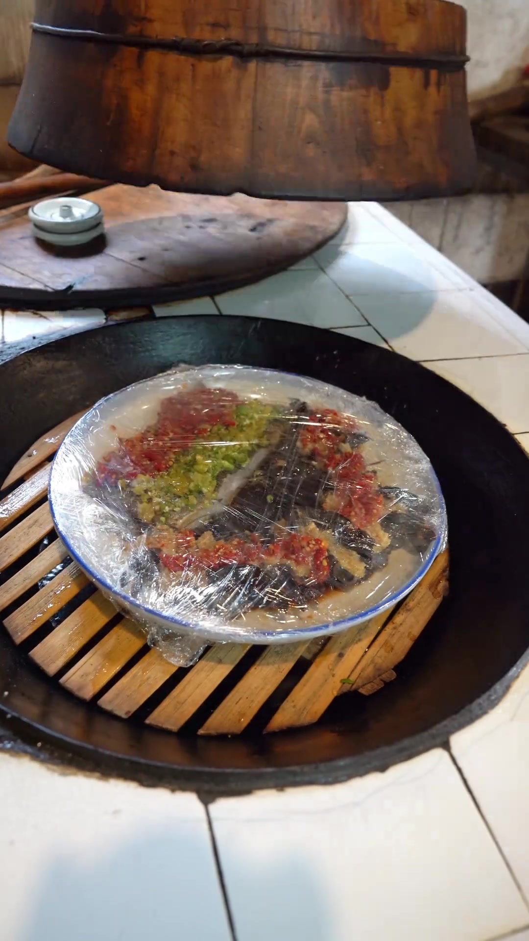 一年秋意浓,十里桂花香。今天狗哥狗弟也去摘了点想弄点尝尝。小潘来做客,黑虎虾拼鸦片鱼尾走起