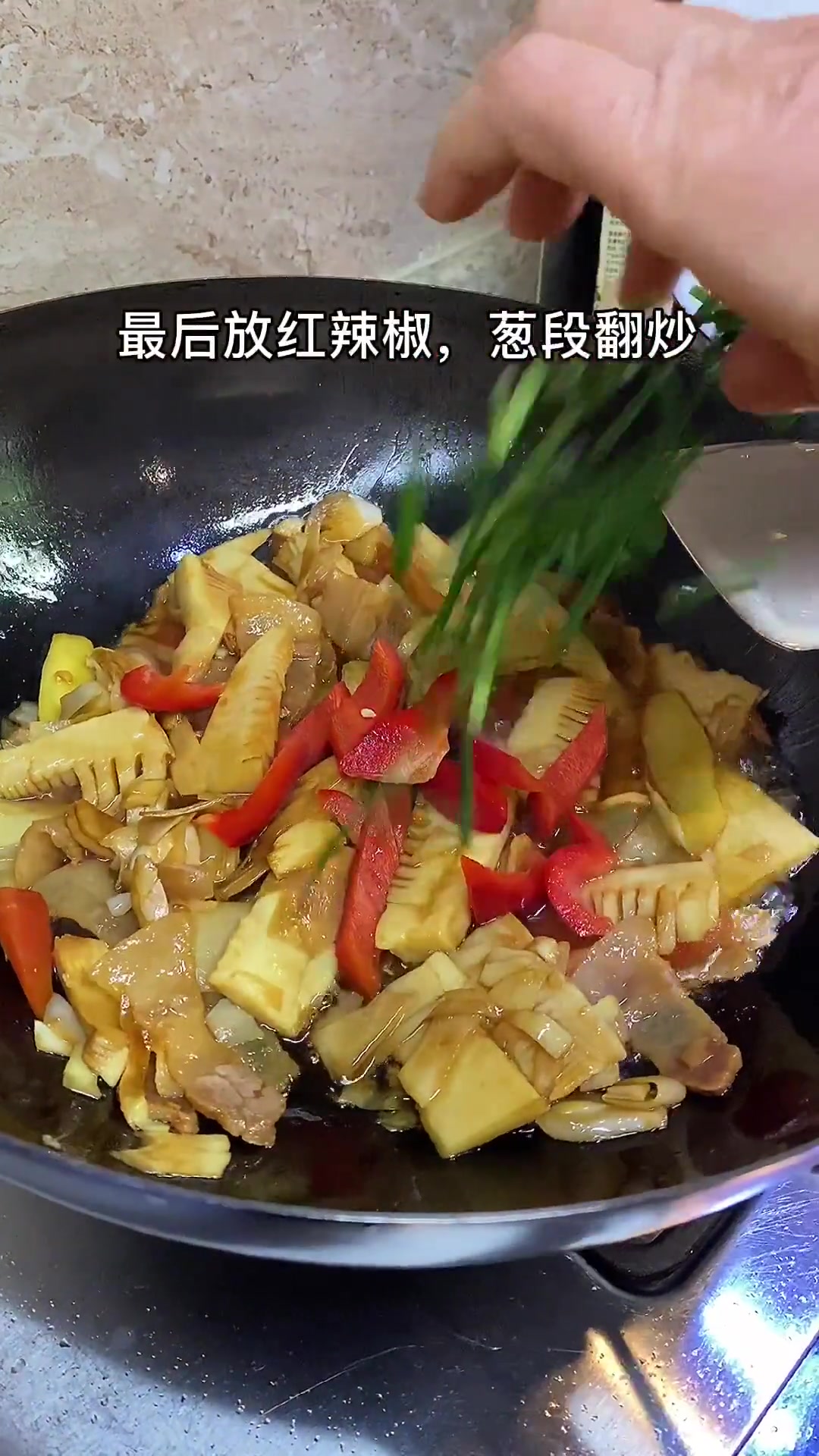 春笋炒肉的家常做法来了,这样炒出来的笋子脆嫩爽口,也不会有苦涩味!