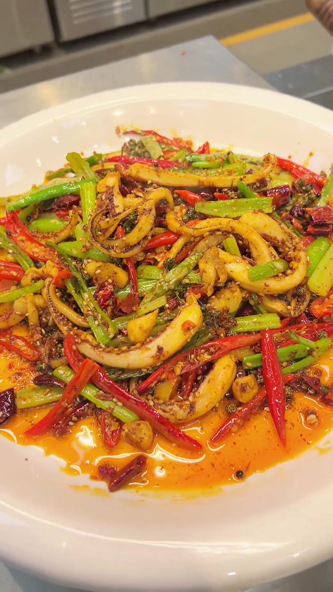 今天教大家做火爆鱿鱼,好吃得很