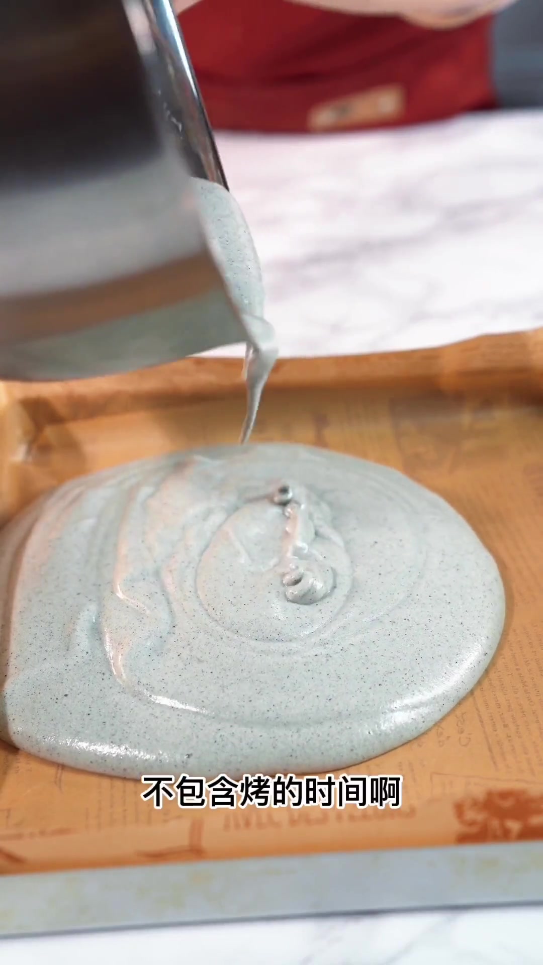 今天给大家制作了详细的黑米蛋糕卷视频教程,在家也可以做出美味的蛋糕卷!