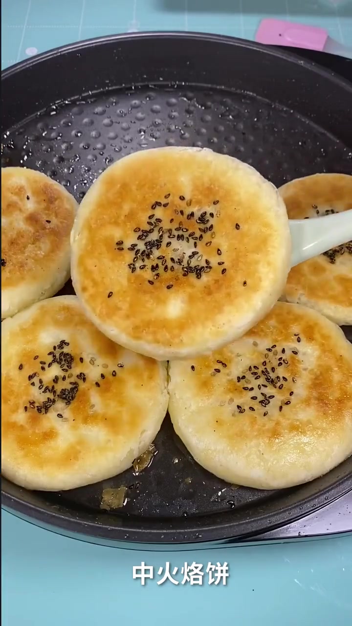 表皮酥脆咸香的五香烧饼，简单做法来啦！