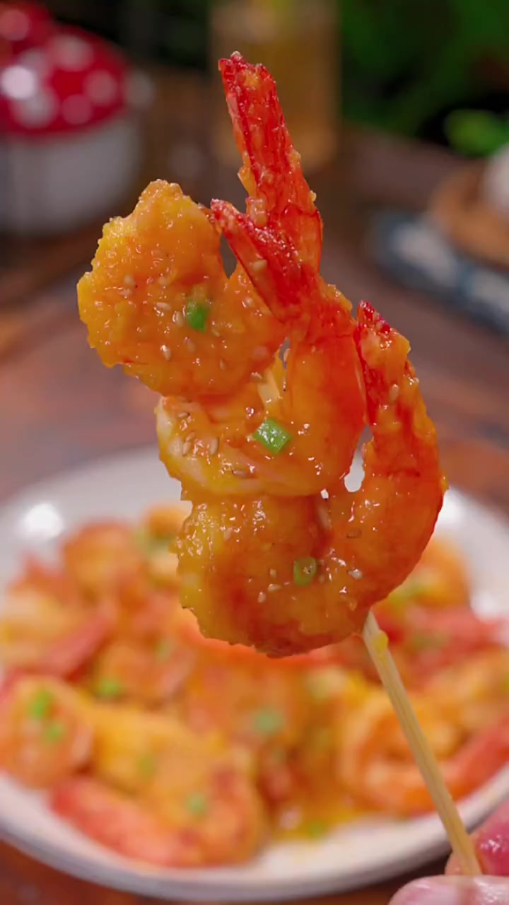 孩子想吃虾？试试咸蛋黄焗虾仁，咸香酥脆好吃到舔手指！