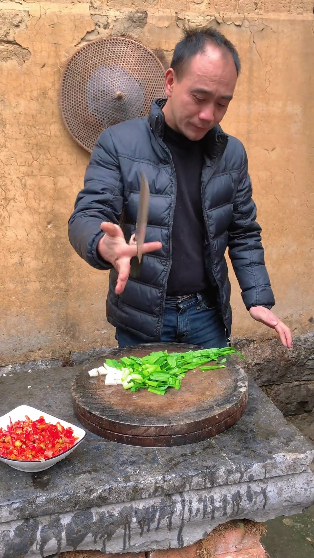 真正的成熟是自己主动穿上秋裤，原汁原味的柴火狗肉，吃着过瘾，这个冬天瞬间就不冷了~