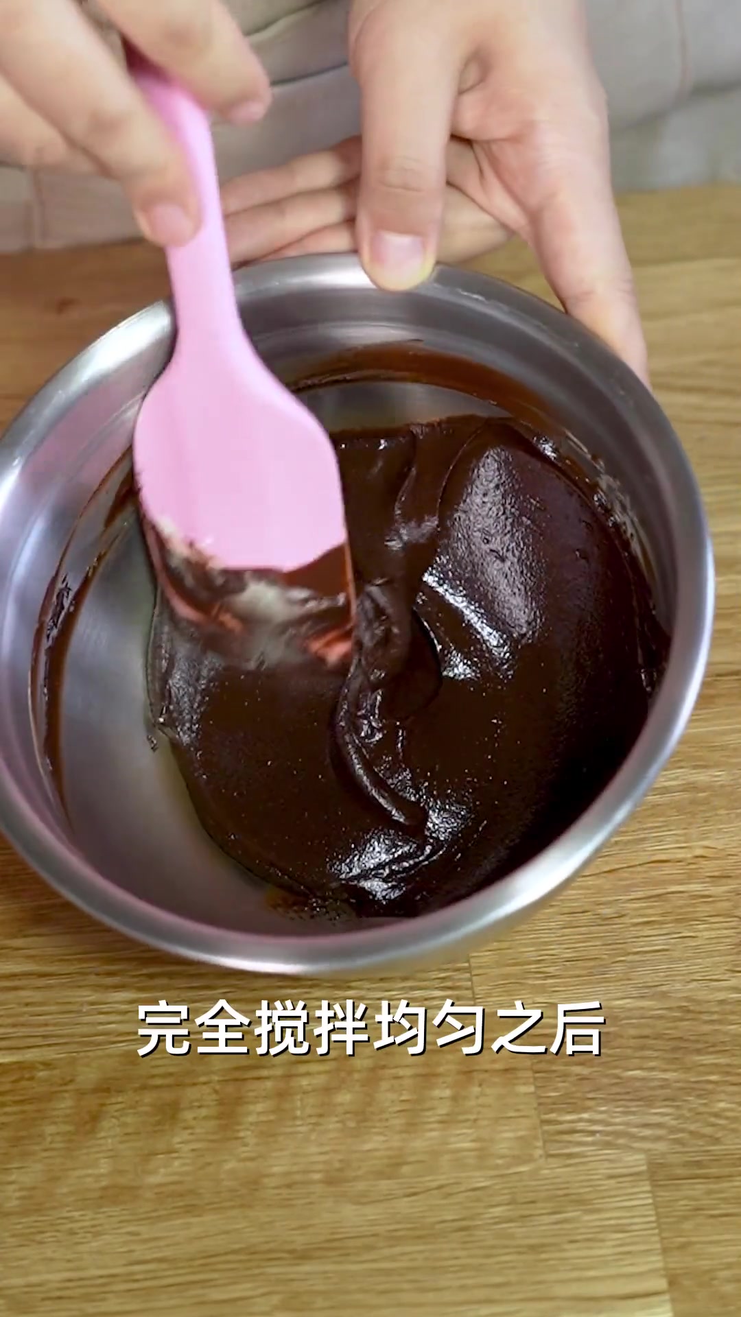 店里卖15块钱一个的爆浆巧克力流心月饼!味道真的超级棒