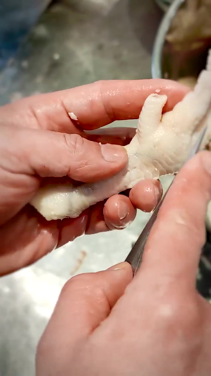 更简单的鸡爪脱骨方法，全程跟做，你也能成脱骨高手！