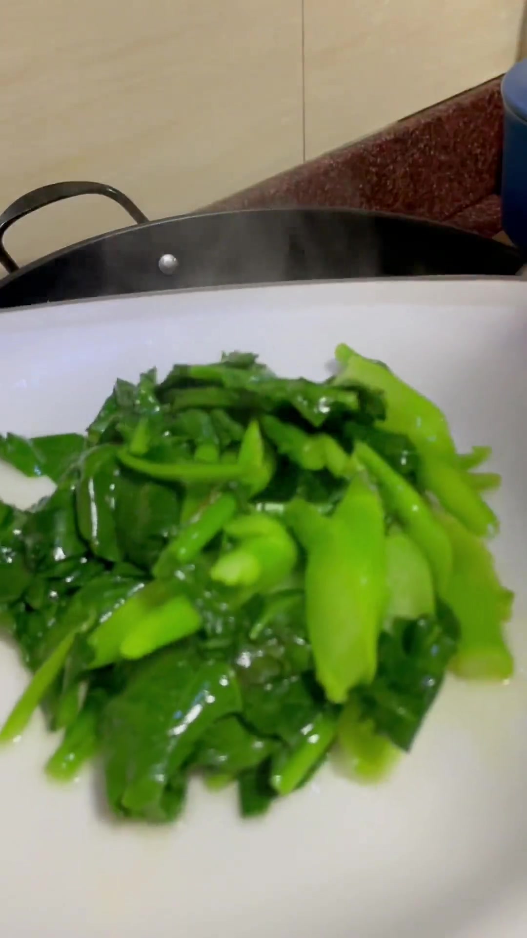 潮汕人最爱芥兰炒牛肉，做法简，肉滑菜甜超下饭