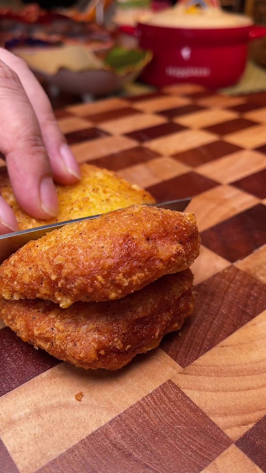 这个爆浆芝士鸡排真的是惊艳到我了，一口咬下去酥脆的鸡块包裹着彩色芝士，真的太香了