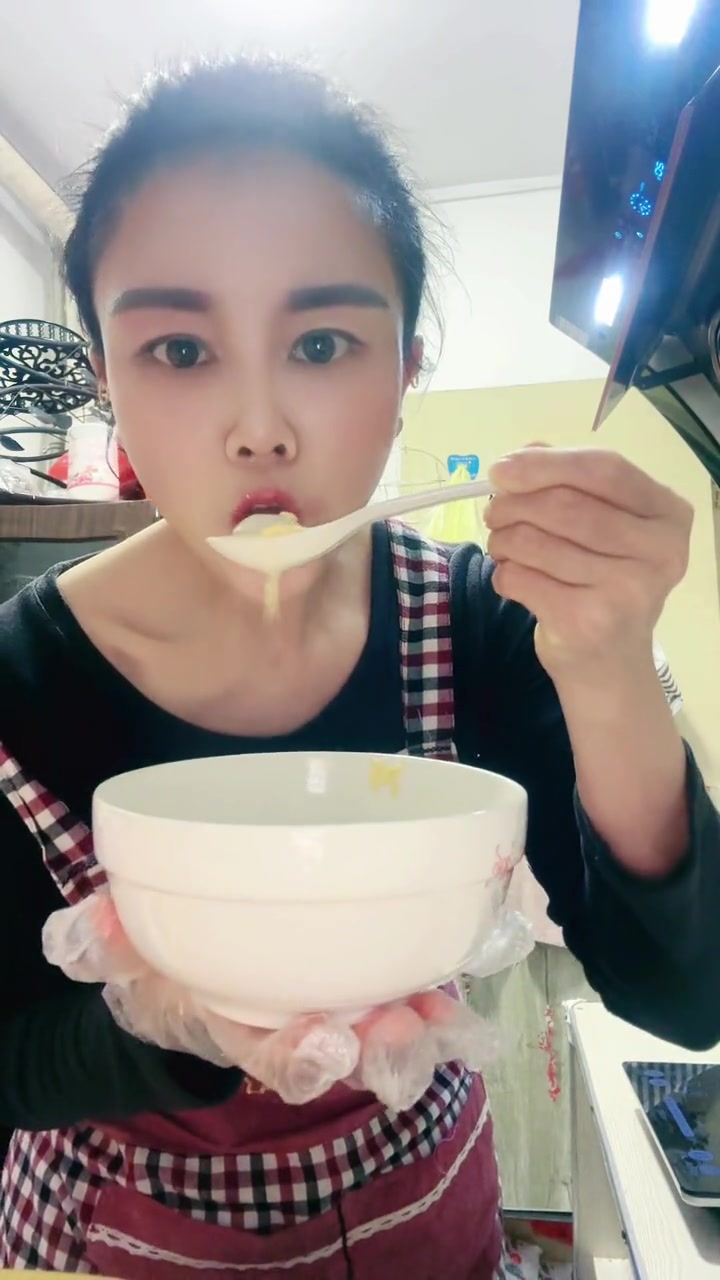 我饿了，想吃甜的，就煮鸡蛋和汤圆吃，里面加了红糖这样养生的，所以没必要点外卖，外卖不健康