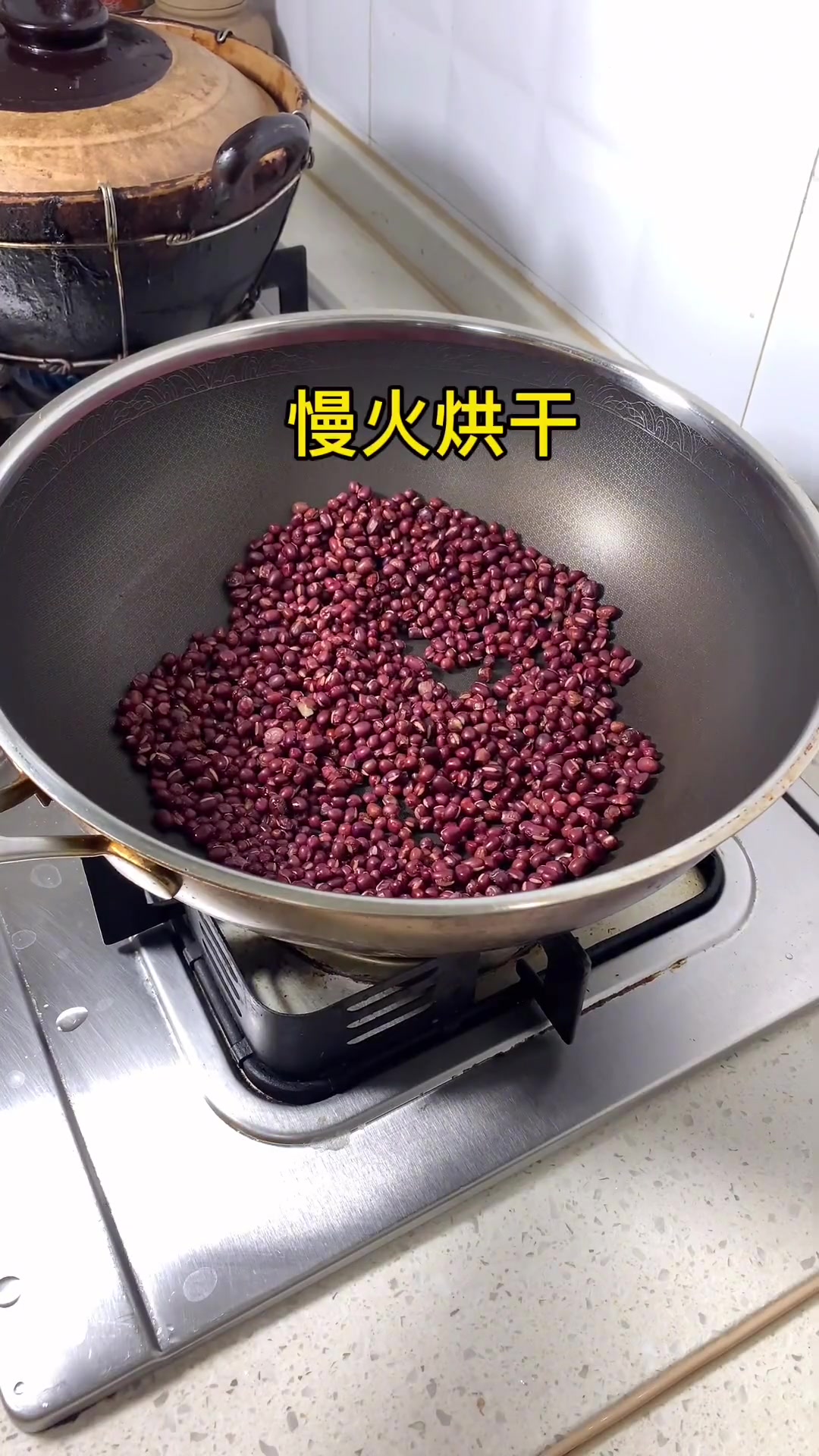 栗子陈皮红豆沙,阿妈煮足一晚。冬季暖暖一碗非常舒服