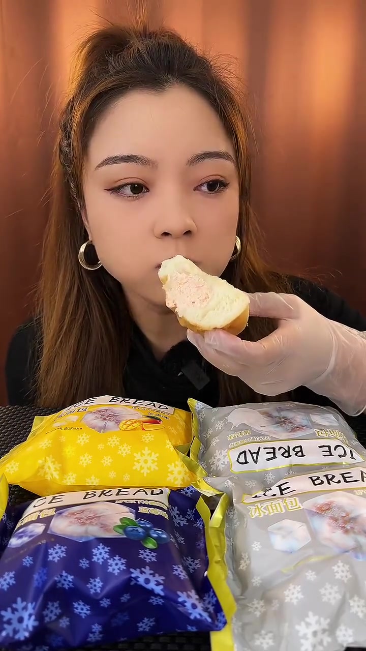 冰面包,暄软面包奶油夹心,不甜不腻,好吃还不贵,赞