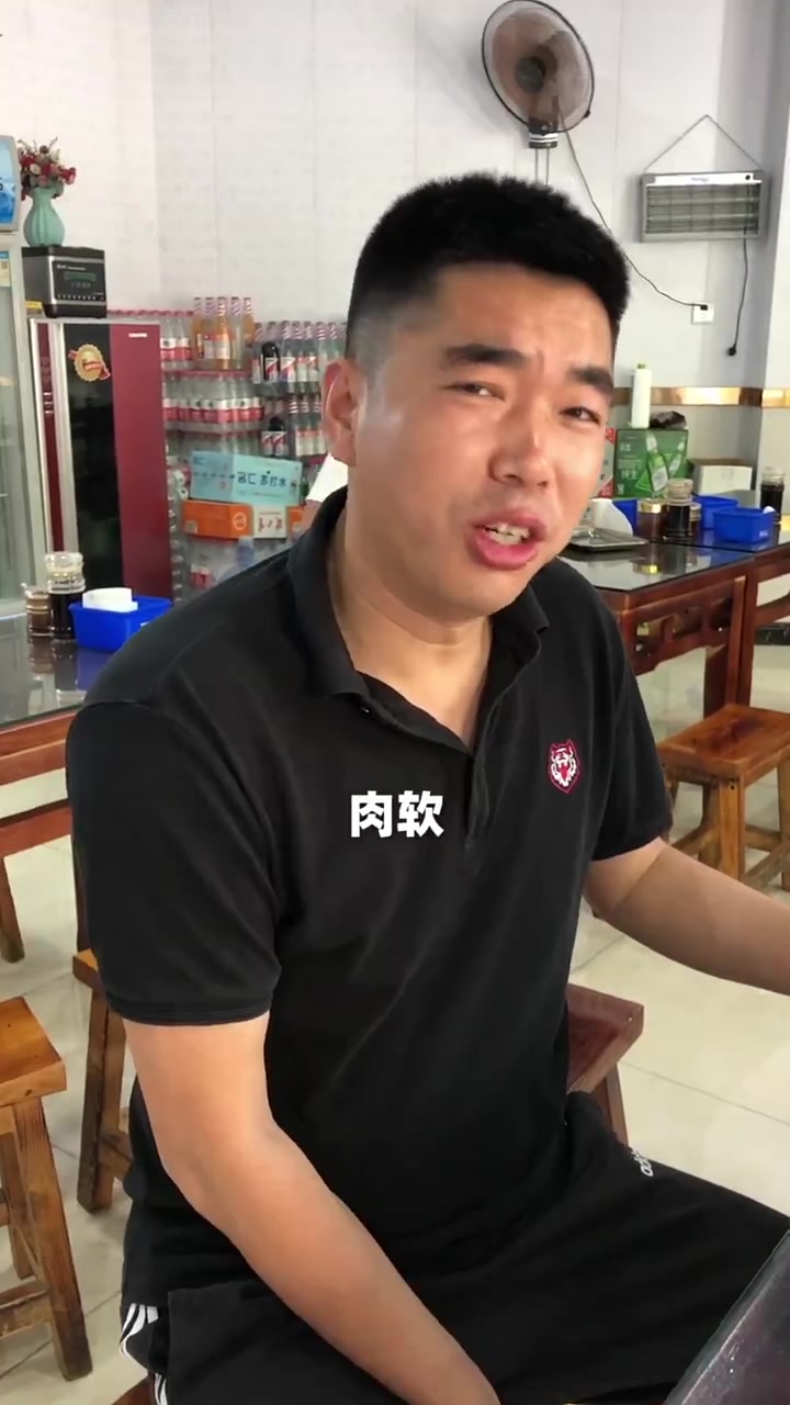 人均15吃撑！石家庄早餐界三巨头－烙饼卷肉，藏在旮旯角12年天天排队！一定要看到最后，老板