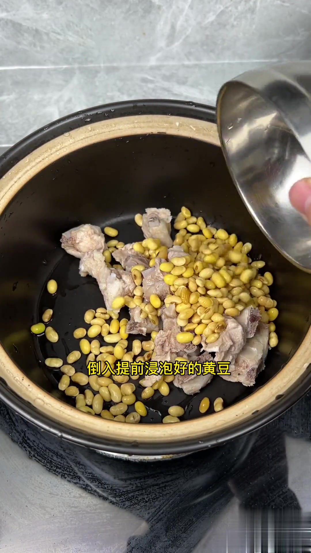 天气寒冷，煮上一锅白萝卜黄豆排骨汤给家人喝很不错